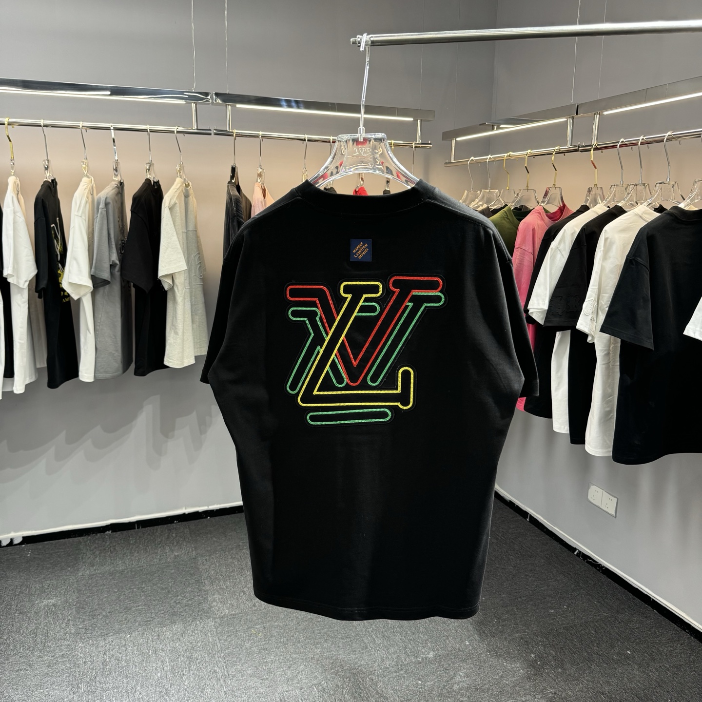 LV 一比一彩色 Logo 刺繡短袖|黑色低調百搭款| 7 LV 一比一彩色 Logo 刺繡短袖|黑色低調百搭款