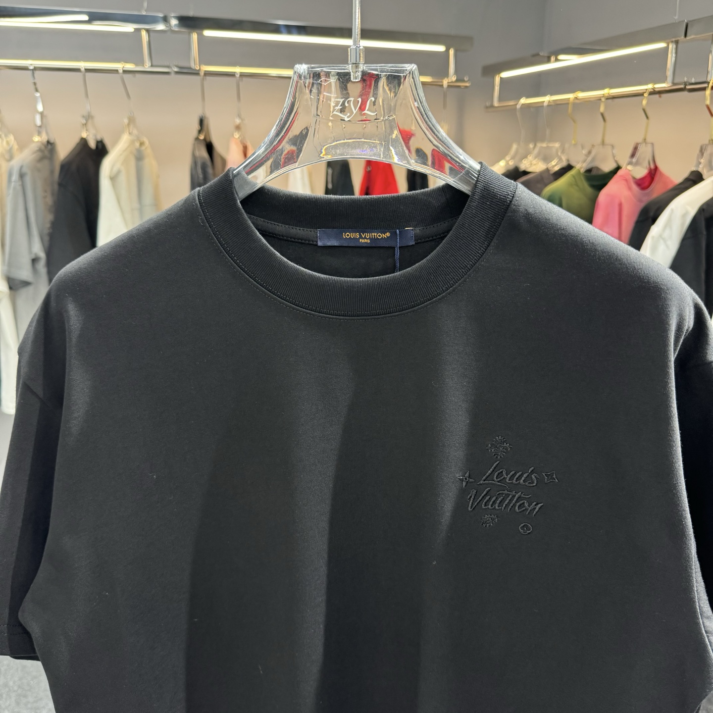 LV 原單全黑浮刻 Logo 短袖|低調奢華純黑精品 T 恤| 14 LV 原單全黑浮刻 Logo 短袖|低調奢華純黑精品 T 恤