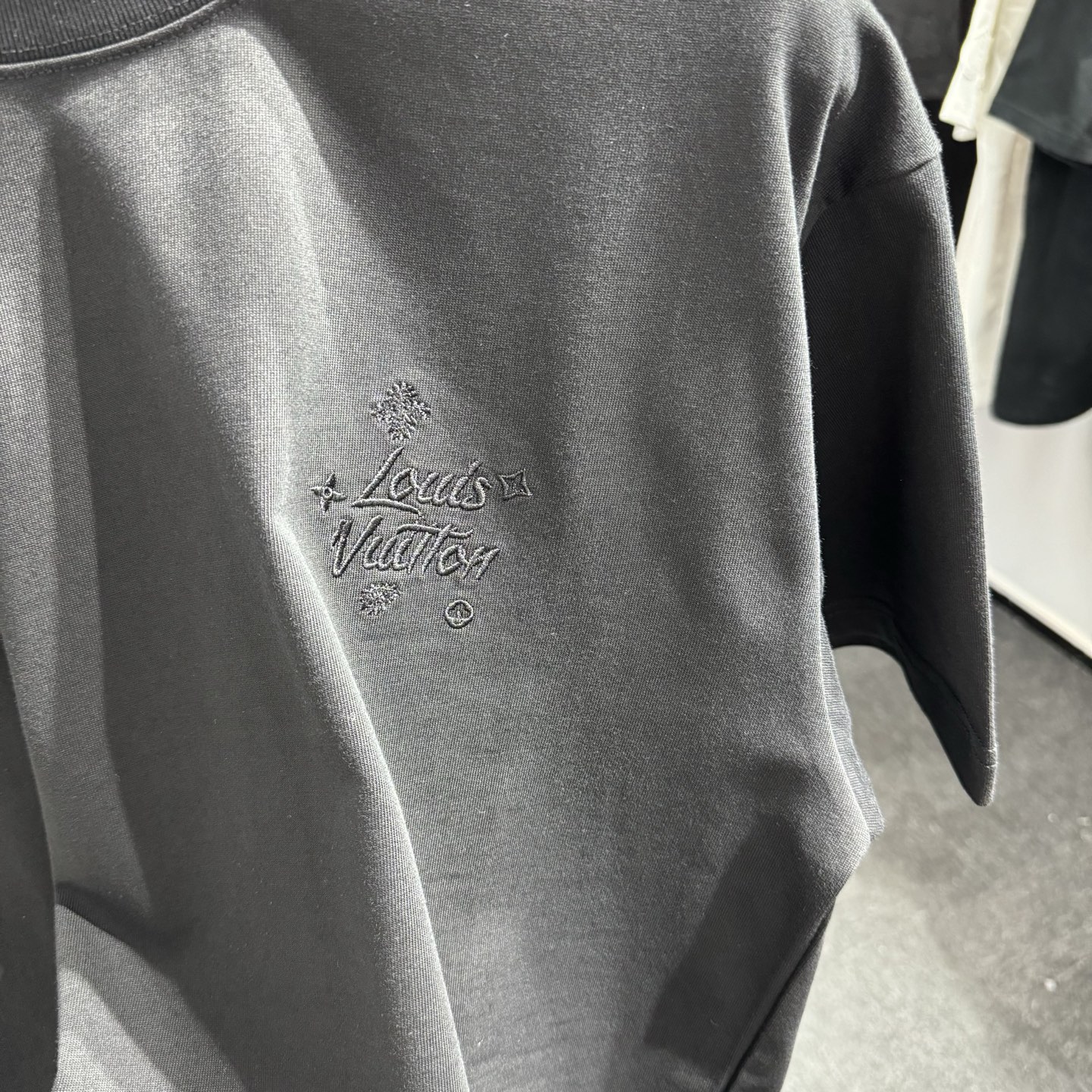 LV 原單全黑浮刻 Logo 短袖|低調奢華純黑精品 T 恤| 12 LV 原單全黑浮刻 Logo 短袖|低調奢華純黑精品 T 恤