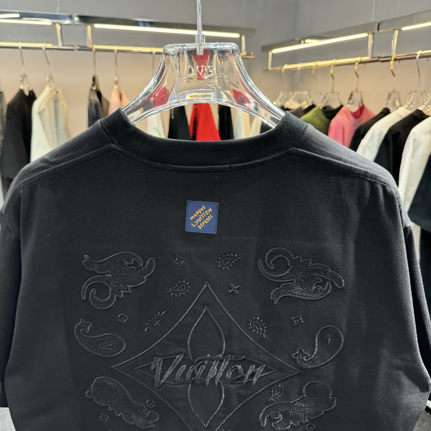 LV 原單全黑浮刻 Logo 短袖|低調奢華純黑精品 T 恤| 9 LV 原單全黑浮刻 Logo 短袖|低調奢華純黑精品 T 恤
