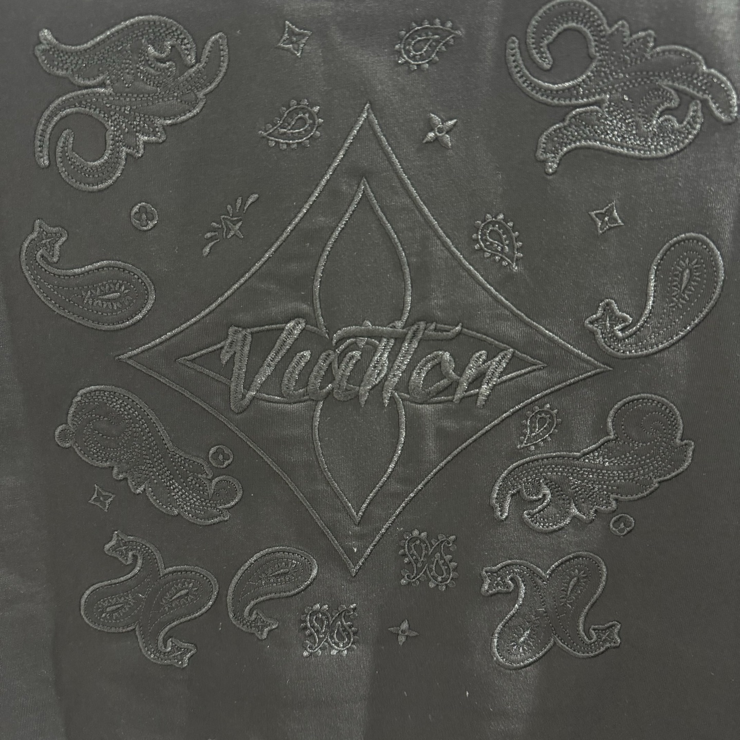 LV 原單全黑浮刻 Logo 短袖|低調奢華純黑精品 T 恤| 8 LV 原單全黑浮刻 Logo 短袖|低調奢華純黑精品 T 恤