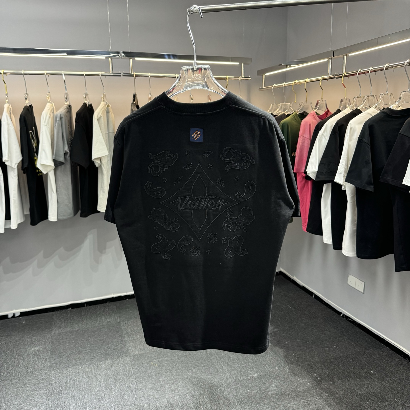 LV 原單全黑浮刻 Logo 短袖|低調奢華純黑精品 T 恤| 7 LV 原單全黑浮刻 Logo 短袖|低調奢華純黑精品 T 恤