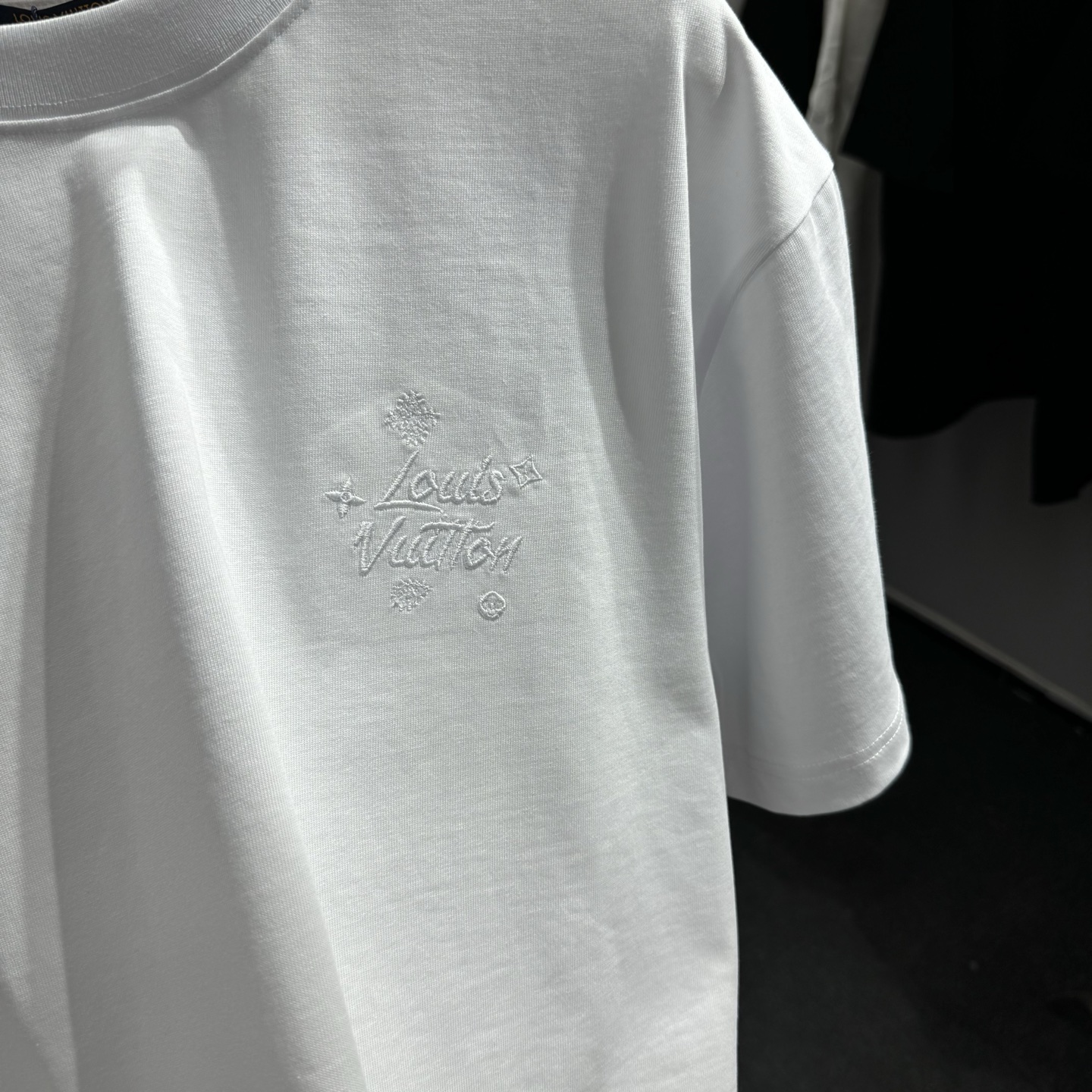 LV A貨浮刻極簡白色短袖|立體壓紋低調高質感設計| 12 LV A貨浮刻極簡白色短袖|立體壓紋低調高質感設計