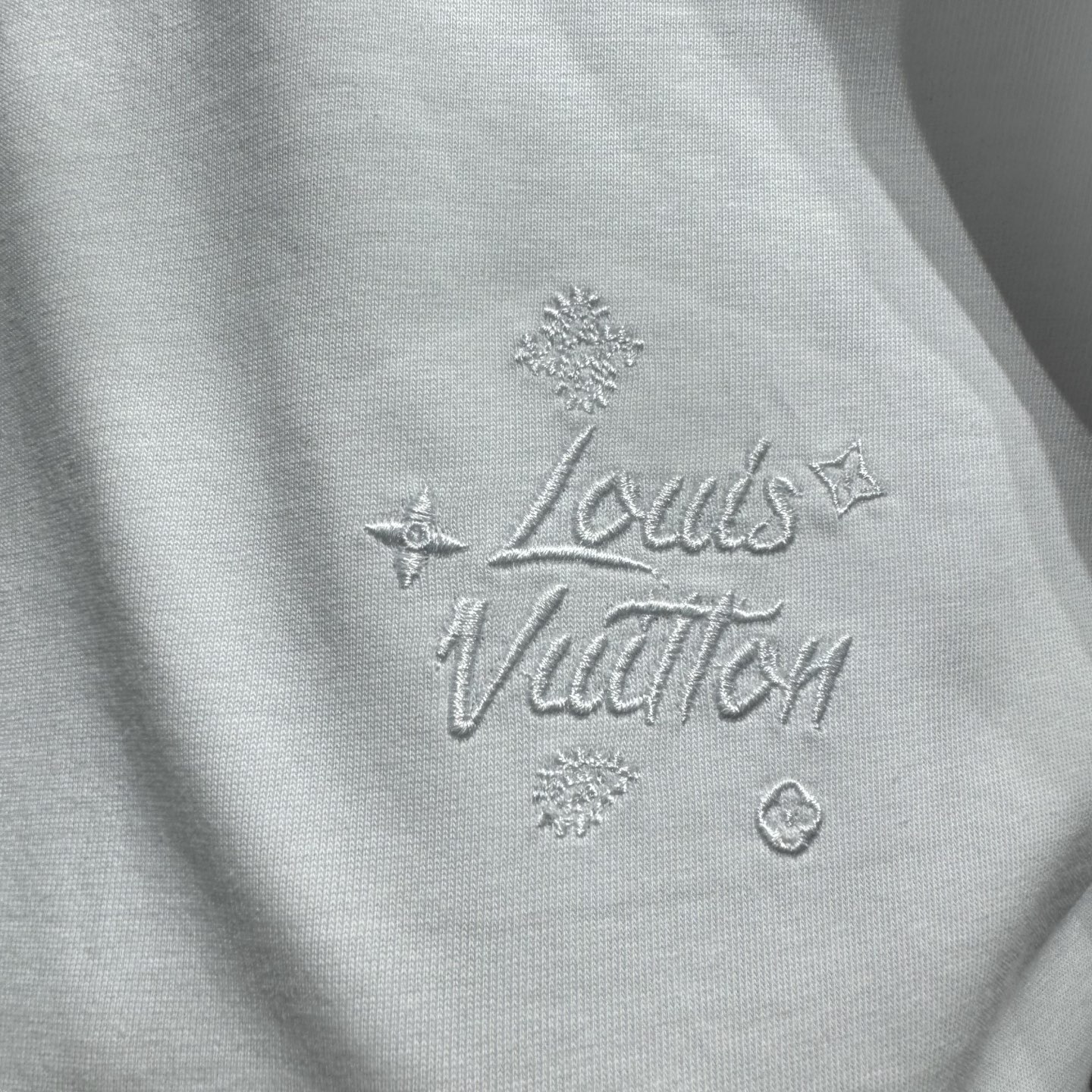 LV A貨浮刻極簡白色短袖|立體壓紋低調高質感設計| 11 LV A貨浮刻極簡白色短袖|立體壓紋低調高質感設計
