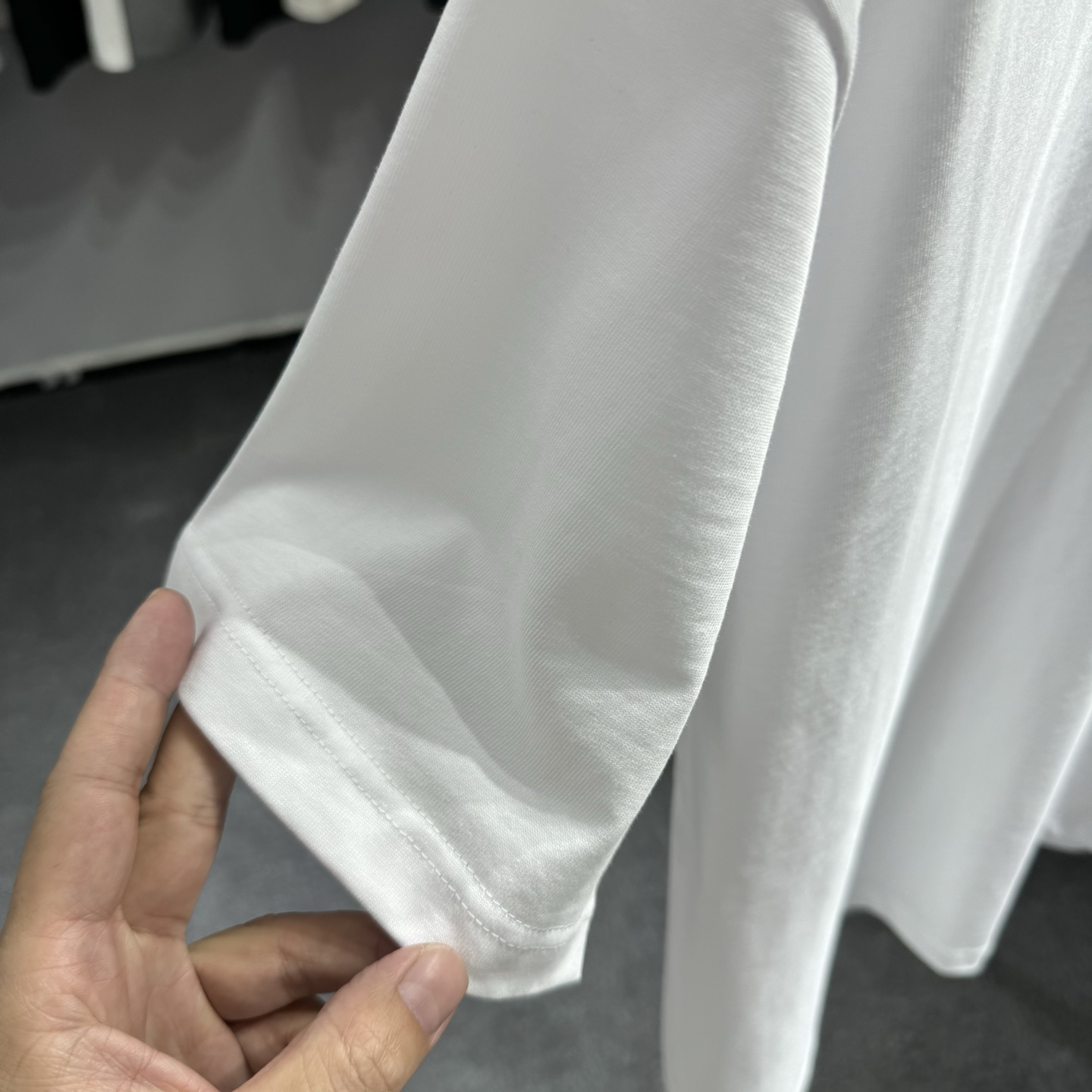 LV A貨浮刻極簡白色短袖|立體壓紋低調高質感設計| 10 LV A貨浮刻極簡白色短袖|立體壓紋低調高質感設計