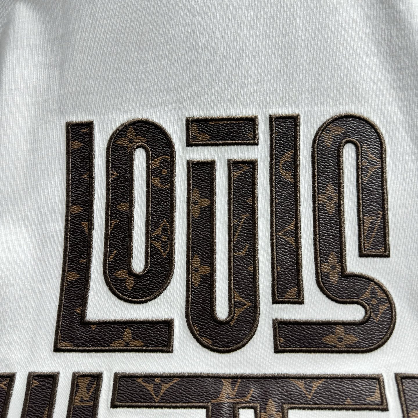 LV 高仿大字母排版印花短袖|白色潮流設計感 T 恤| 10 LV 高仿大字母排版印花短袖|白色潮流設計感 T 恤
