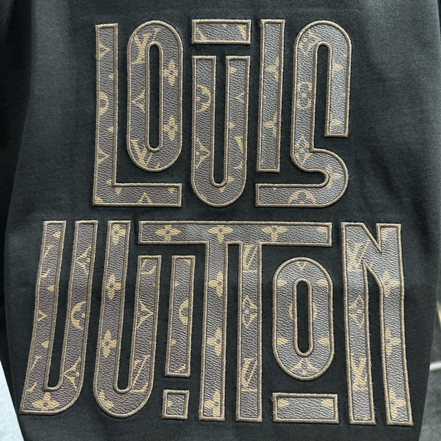 LV 一比一大字母幾何印花短袖|黑色潮流街頭風設計| 11 LV 一比一大字母幾何印花短袖|黑色潮流街頭風設計