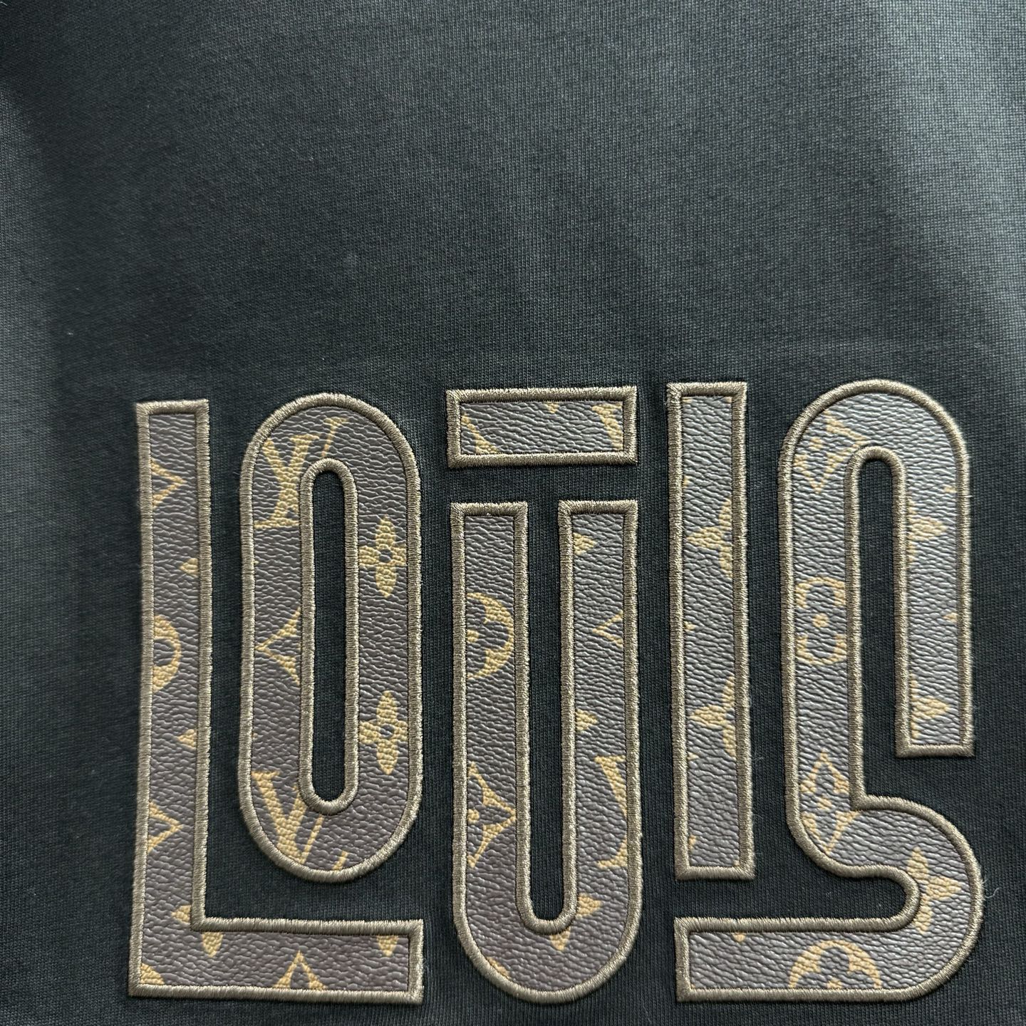 LV 一比一大字母幾何印花短袖|黑色潮流街頭風設計| 10 LV 一比一大字母幾何印花短袖|黑色潮流街頭風設計