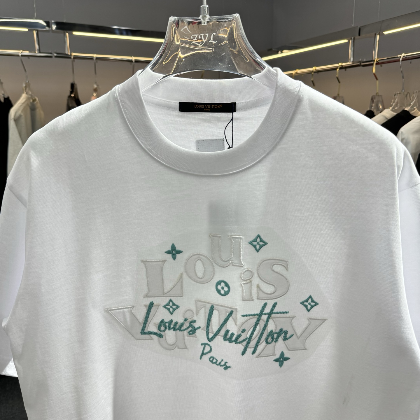 LV 高仿白色薄荷綠立體字樣短袖|夏日清爽百搭款| 13 LV 高仿白色薄荷綠立體字樣短袖|夏日清爽百搭款