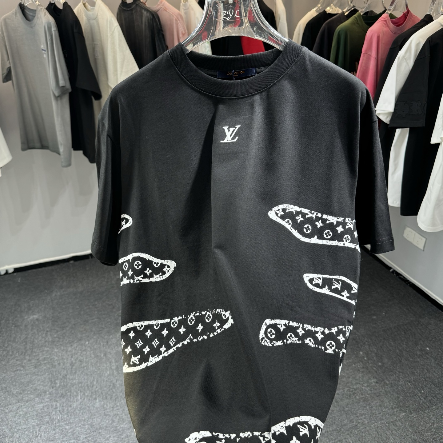 LV 高仿裂紋 Monogram 多層視覺短袖|高質感立體印花街頭款| 14 LV 高仿裂紋 Monogram 多層視覺短袖|高質感立體印花街頭款
