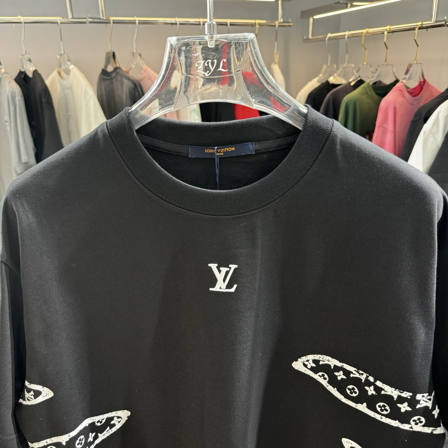 LV 高仿裂紋 Monogram 多層視覺短袖|高質感立體印花街頭款| 13 LV 高仿裂紋 Monogram 多層視覺短袖|高質感立體印花街頭款