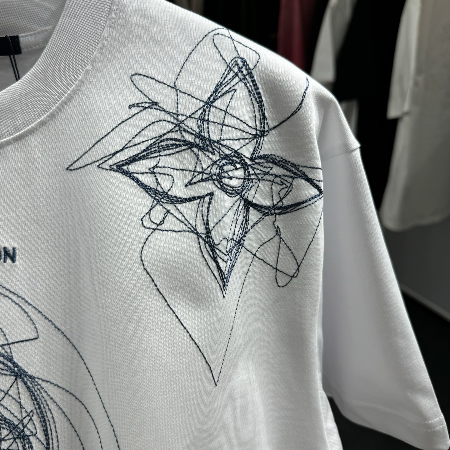LV 一比一多點幾何線條印花短袖|高級感極簡白 Tee| 12 LV 一比一多點幾何線條印花短袖|高級感極簡白 Tee