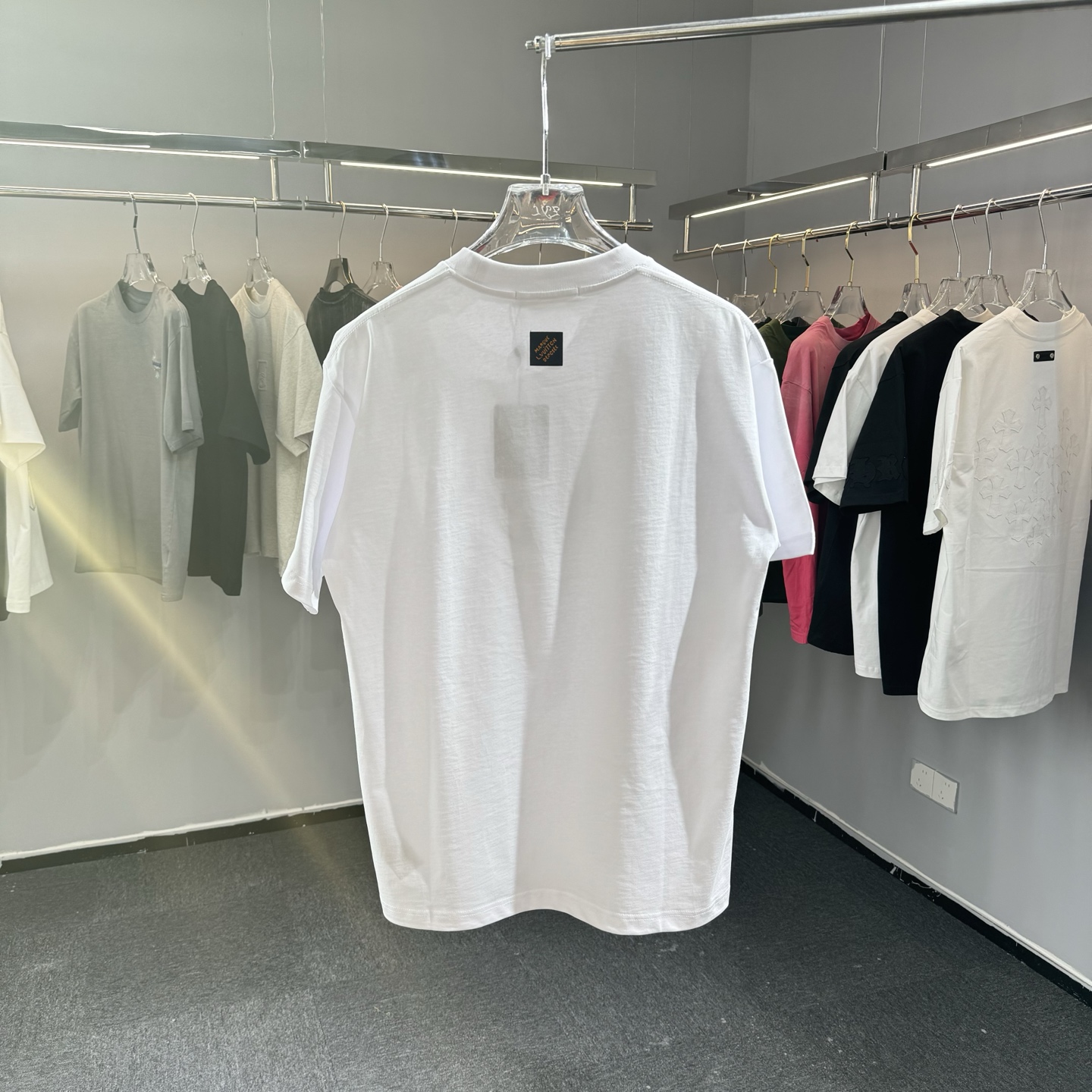 LV 一比一多點幾何線條印花短袖|高級感極簡白 Tee| 9 LV 一比一多點幾何線條印花短袖|高級感極簡白 Tee
