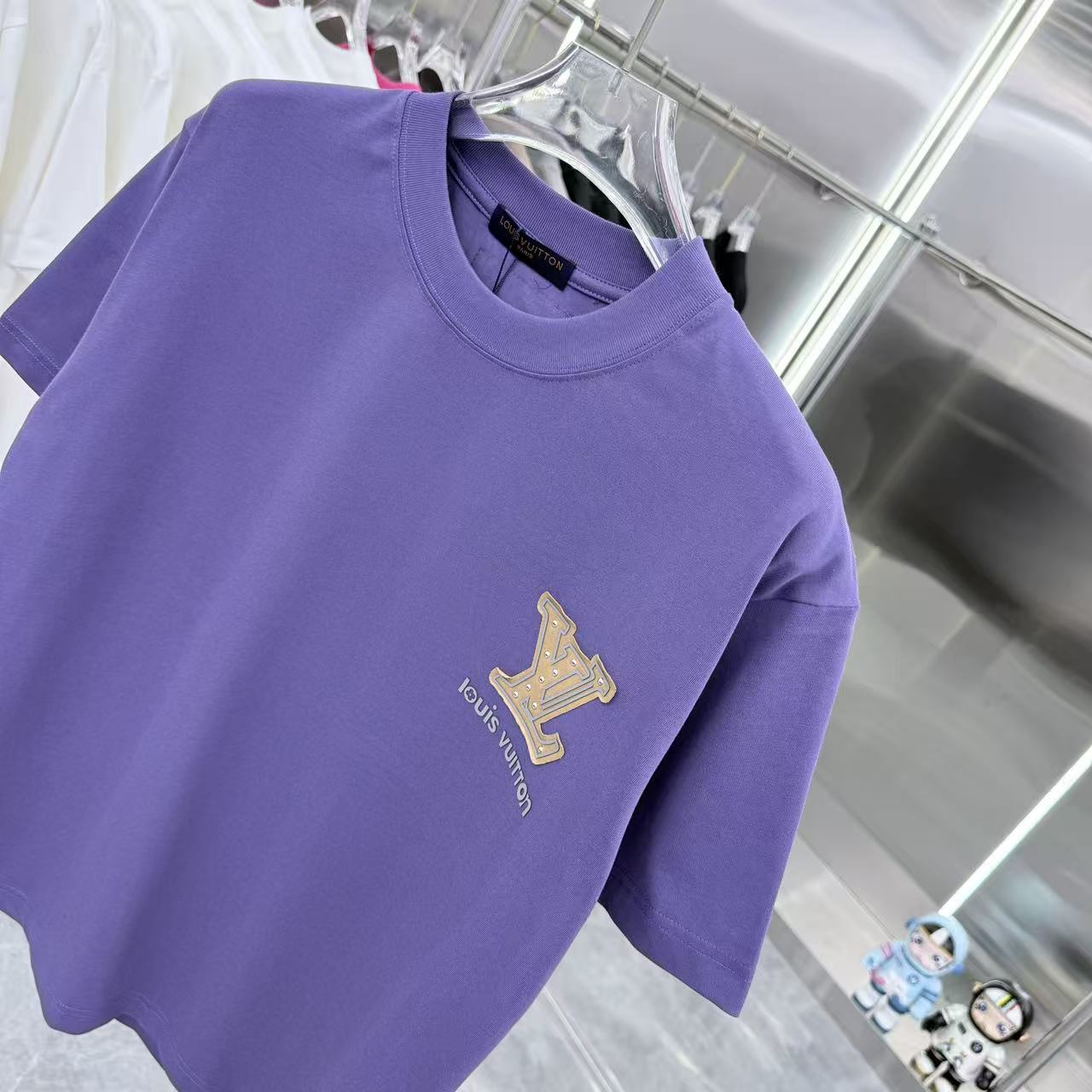 LV 高仿紫色黑底彩色刺繡短袖|多色字樣亮點款| 11 LV 高仿紫色黑底彩色刺繡短袖|多色字樣亮點款