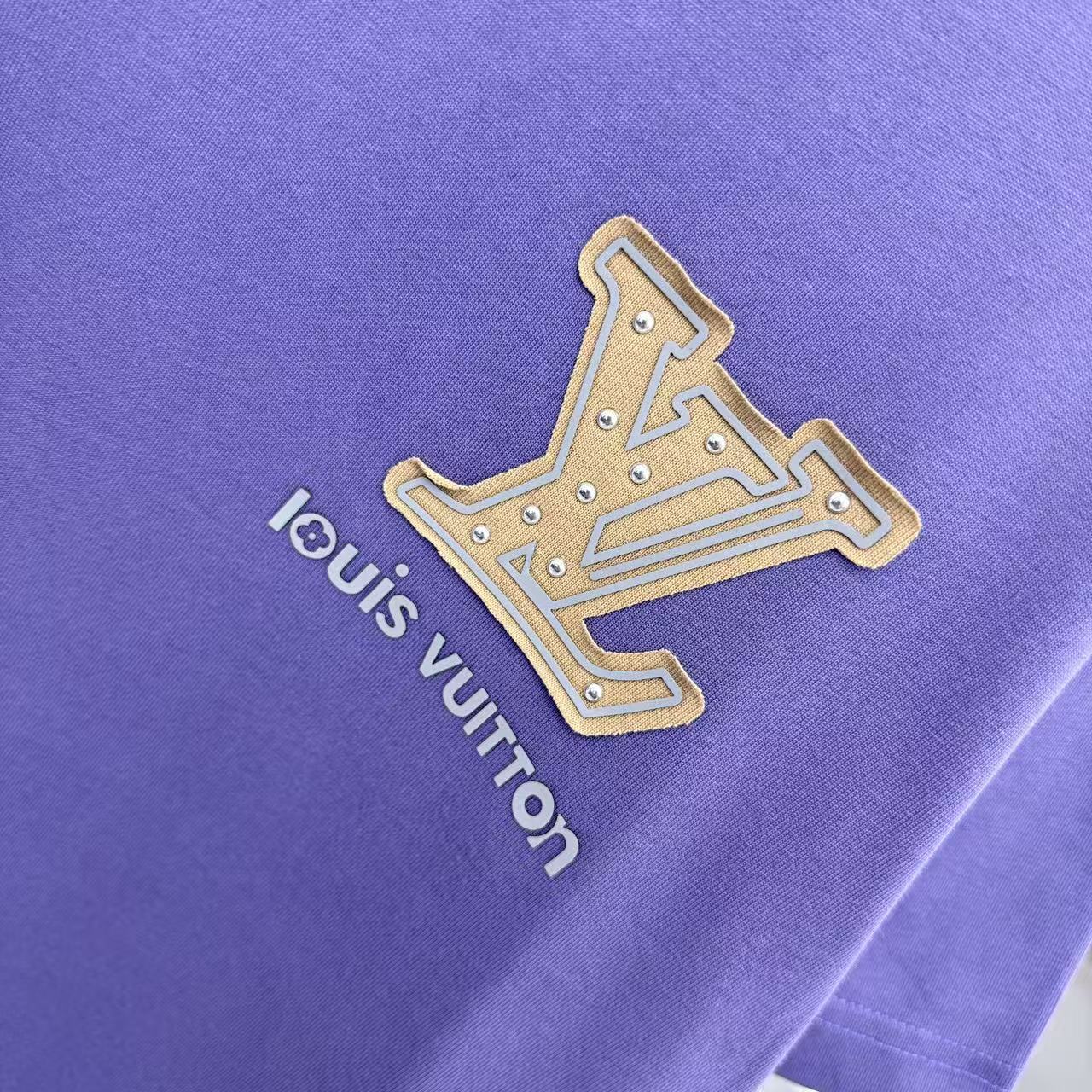 LV 高仿紫色黑底彩色刺繡短袖|多色字樣亮點款| 9 LV 高仿紫色黑底彩色刺繡短袖|多色字樣亮點款