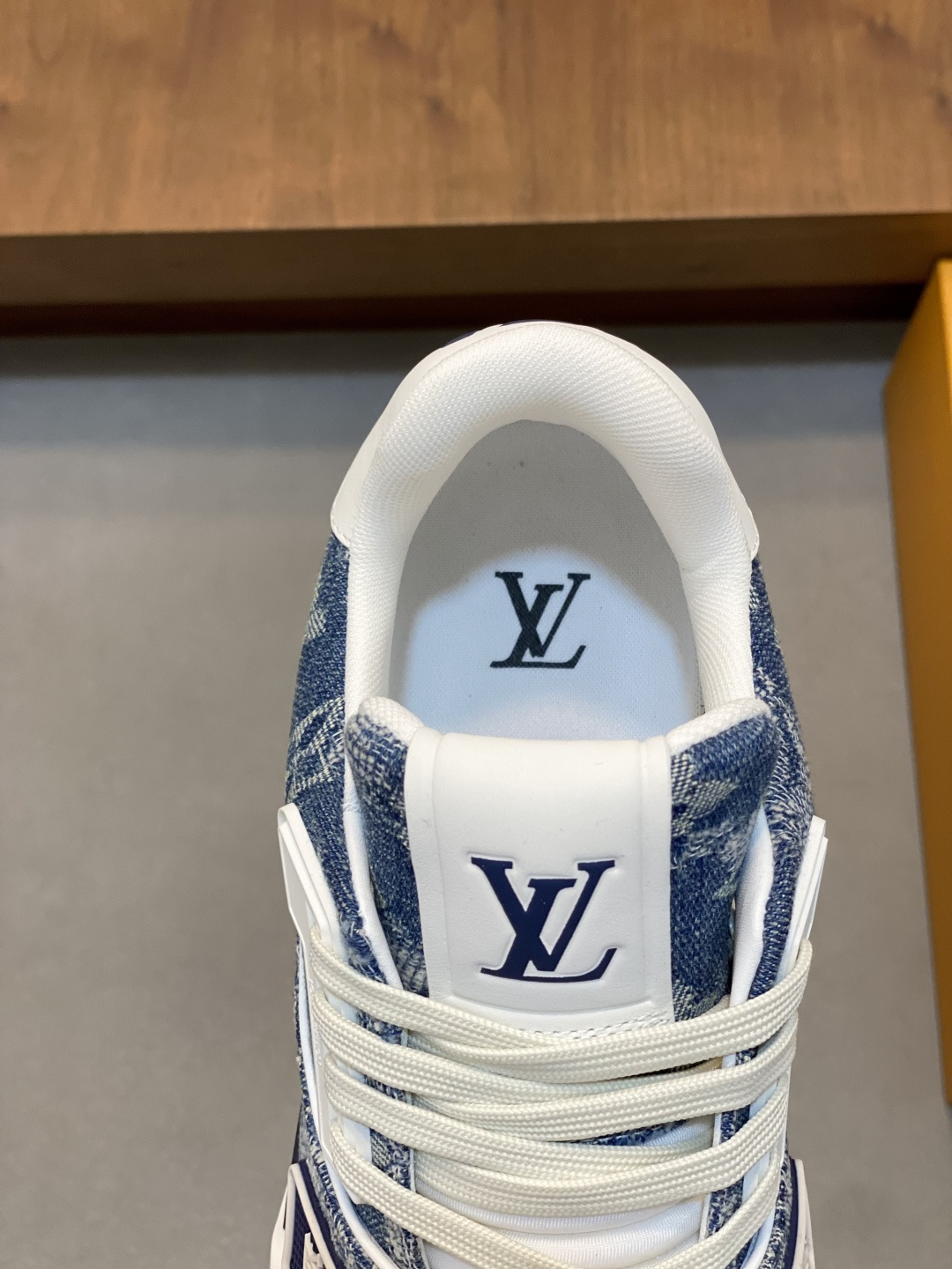 LV 高仿 男士藍色丹寧 Trainer 球鞋 經典老花設計百搭質感款| 9 LV 高仿 男士藍色丹寧 Trainer 球鞋 經典老花設計百搭質感款