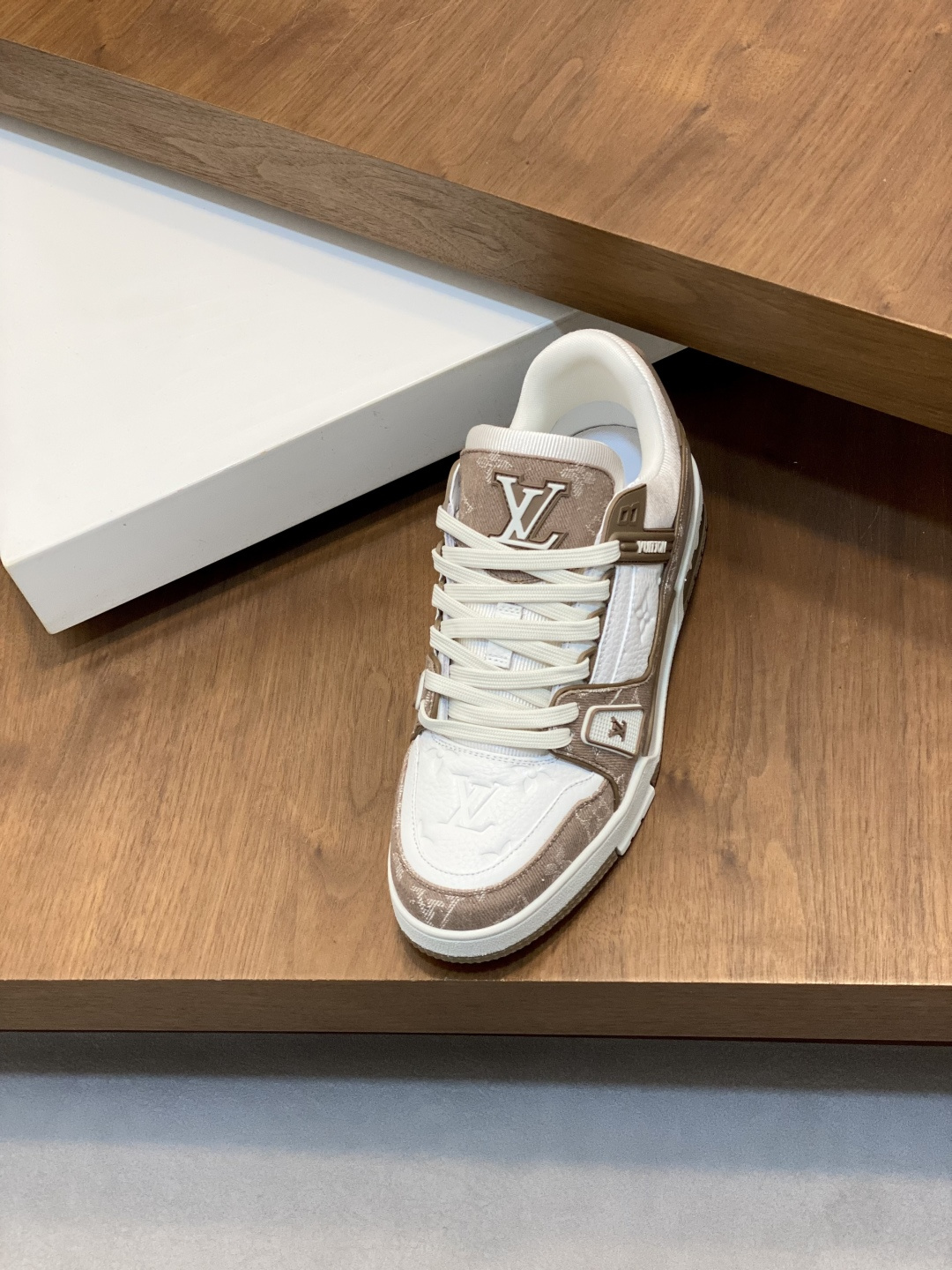 LV 一比一 男款咖啡老花 Trainer 球鞋 復刻經典配色耐看百搭| 11 LV 一比一 男款咖啡老花 Trainer 球鞋 復刻經典配色耐看百搭