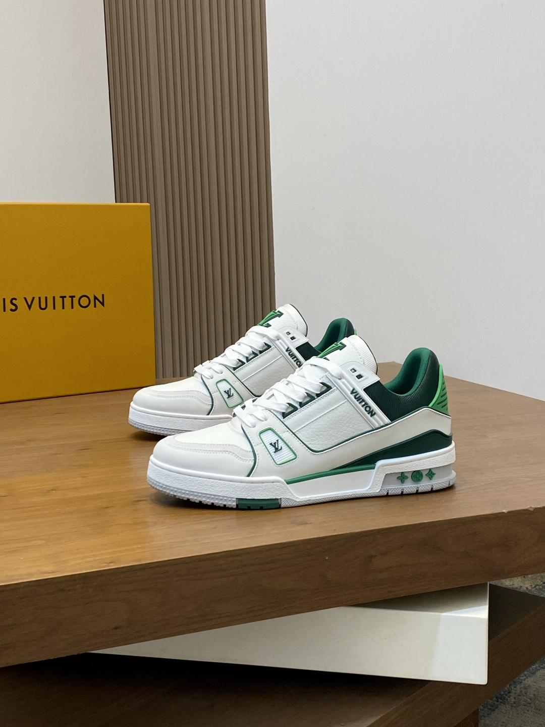 LV 高仿 男款綠白配色 Trainer 球鞋 清爽撞色活力運動風| 13 LV 高仿 男款綠白配色 Trainer 球鞋 清爽撞色活力運動風