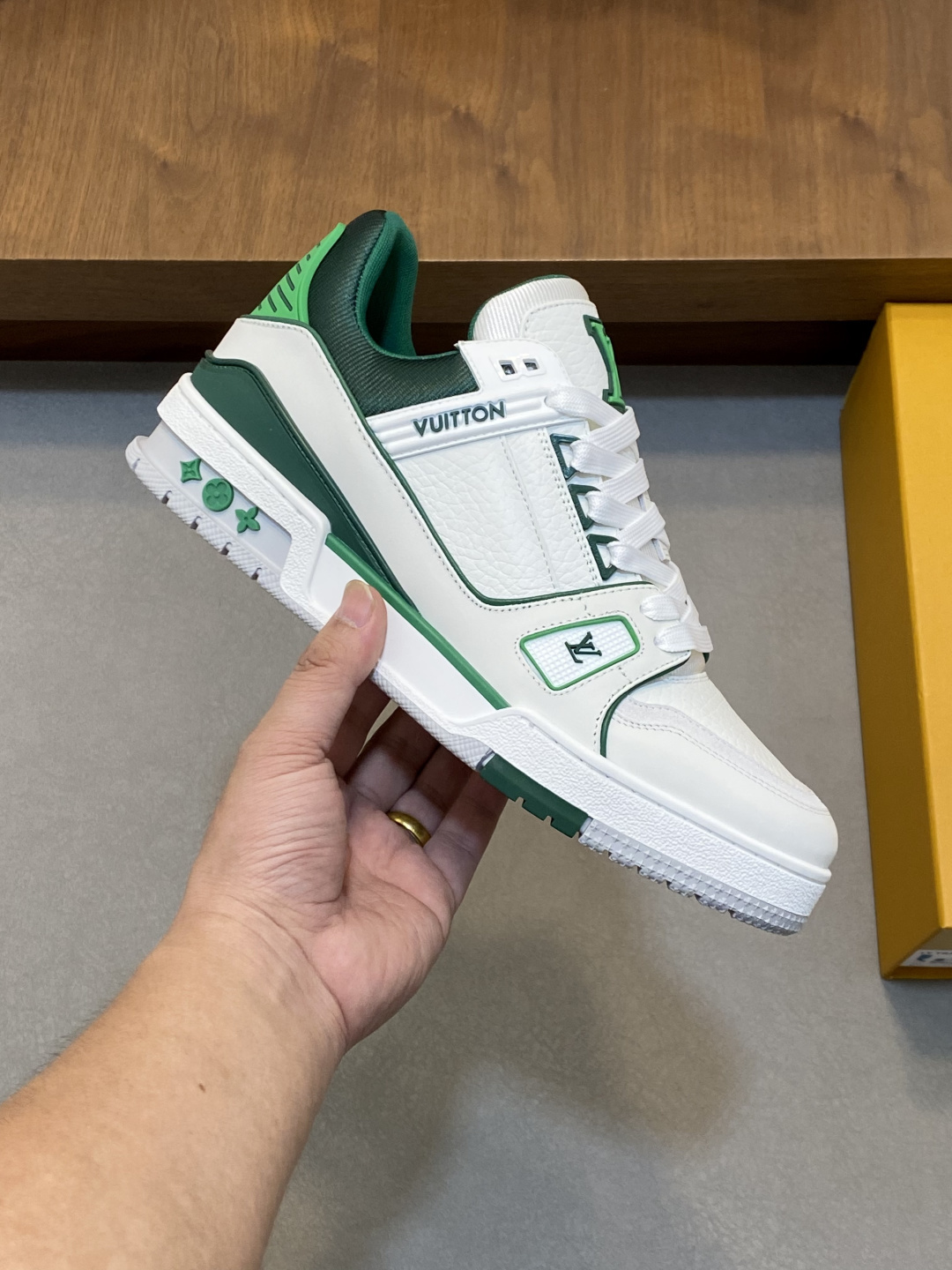 LV 高仿 男款綠白配色 Trainer 球鞋 清爽撞色活力運動風| 12 LV 高仿 男款綠白配色 Trainer 球鞋 清爽撞色活力運動風