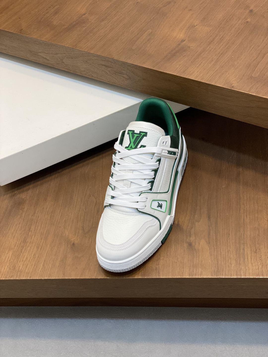 LV 高仿 男款綠白配色 Trainer 球鞋 清爽撞色活力運動風| 10 LV 高仿 男款綠白配色 Trainer 球鞋 清爽撞色活力運動風