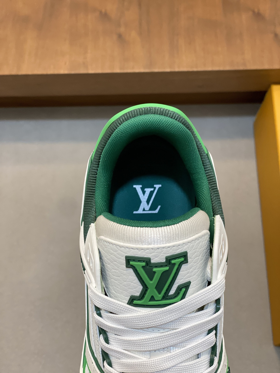 LV 高仿 男款綠白配色 Trainer 球鞋 清爽撞色活力運動風| 9 LV 高仿 男款綠白配色 Trainer 球鞋 清爽撞色活力運動風
