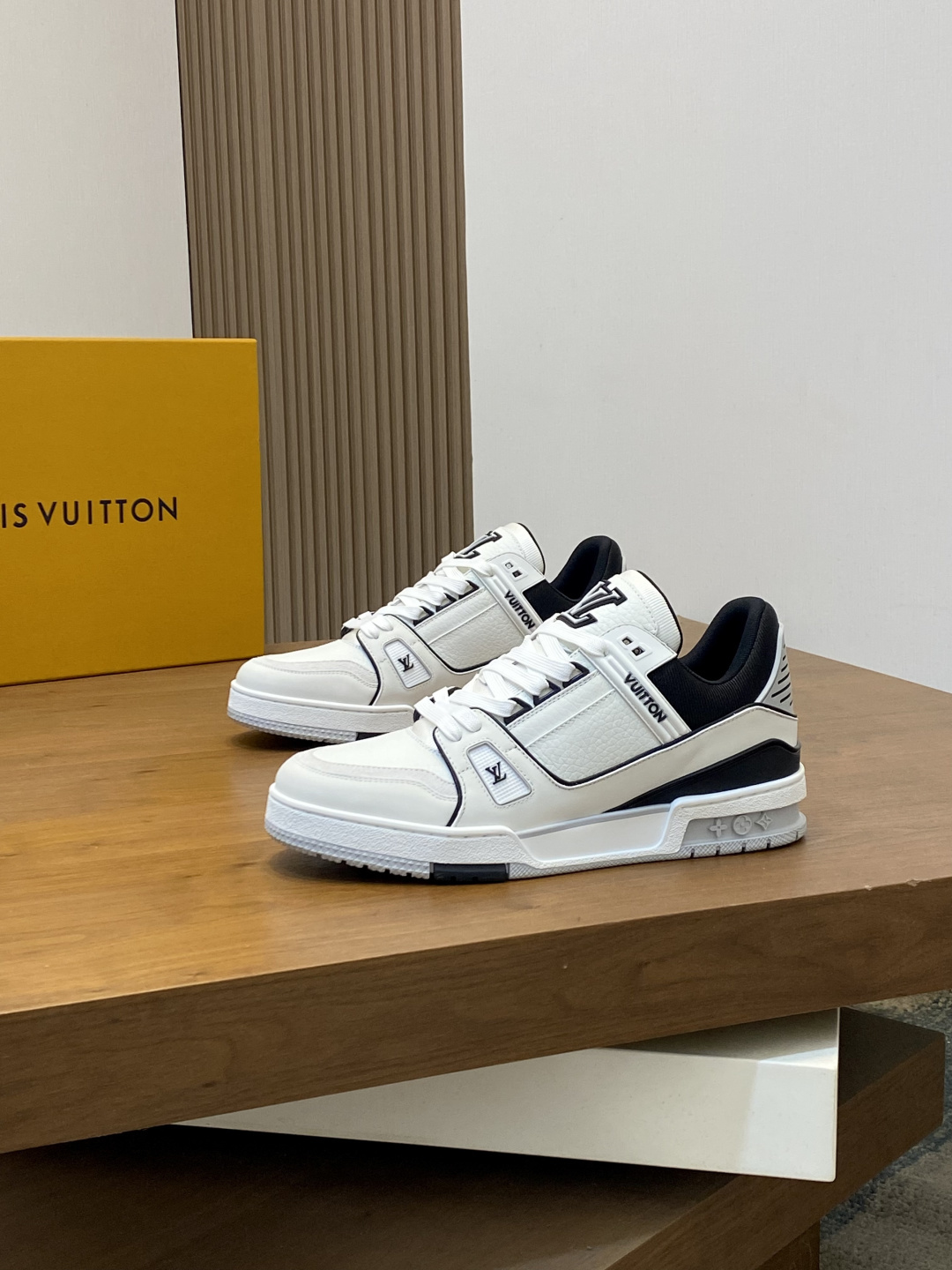 LV 原單 男款黑白 Trainer 經典配色 基本款百搭時尚必備| 13 LV 原單 男款黑白 Trainer 經典配色 基本款百搭時尚必備