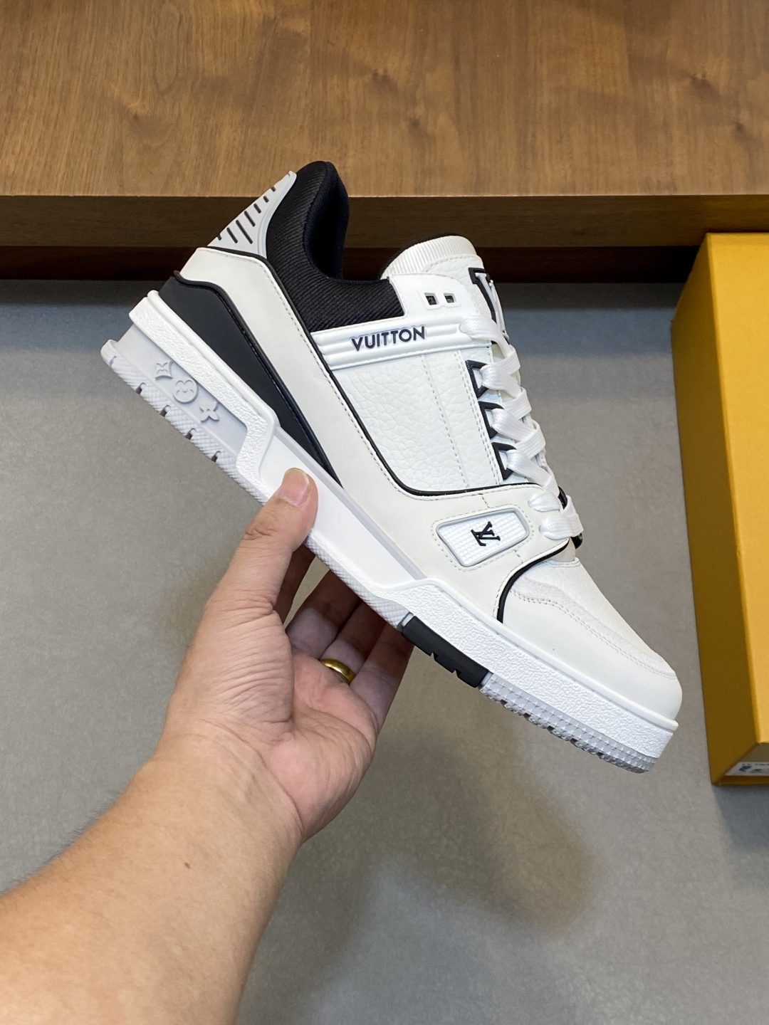 LV 原單 男款黑白 Trainer 經典配色 基本款百搭時尚必備| 12 LV 原單 男款黑白 Trainer 經典配色 基本款百搭時尚必備