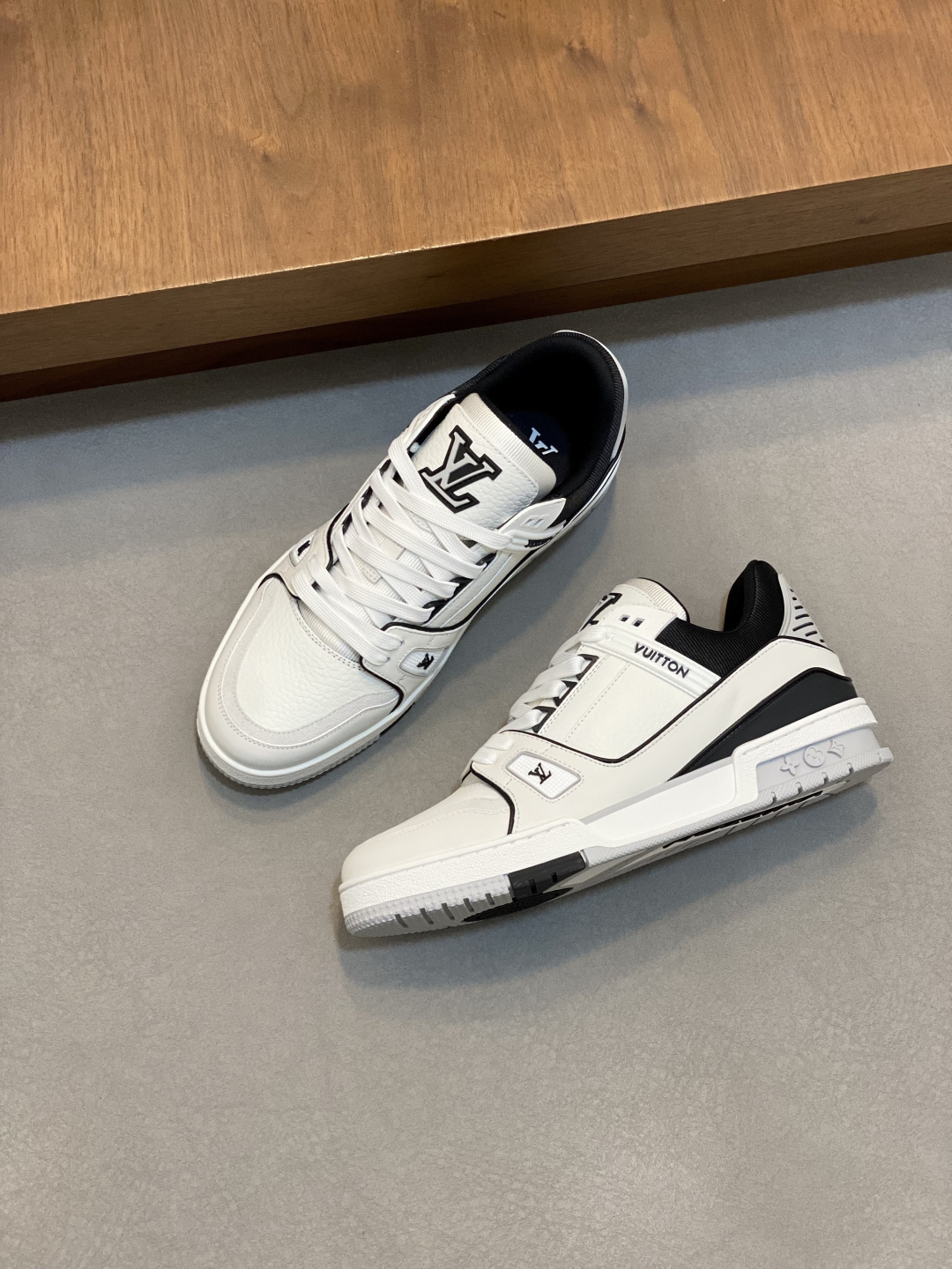 LV 原單 男款黑白 Trainer 經典配色 基本款百搭時尚必備| 11 LV 原單 男款黑白 Trainer 經典配色 基本款百搭時尚必備