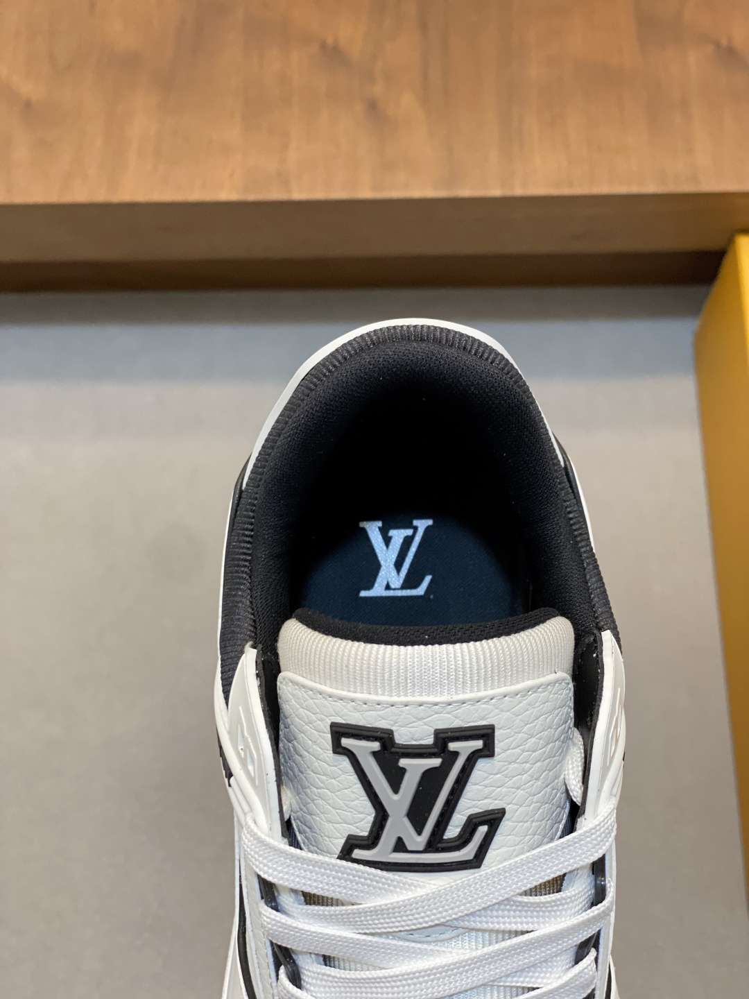 LV 原單 男款黑白 Trainer 經典配色 基本款百搭時尚必備| 9 LV 原單 男款黑白 Trainer 經典配色 基本款百搭時尚必備