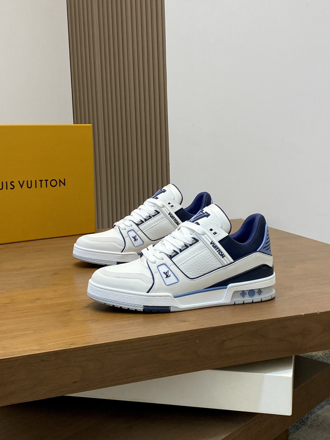 LV 高仿 男款深藍白 Trainer 球鞋 乾淨配色質感百搭款| 13 LV 高仿 男款深藍白 Trainer 球鞋 乾淨配色質感百搭款