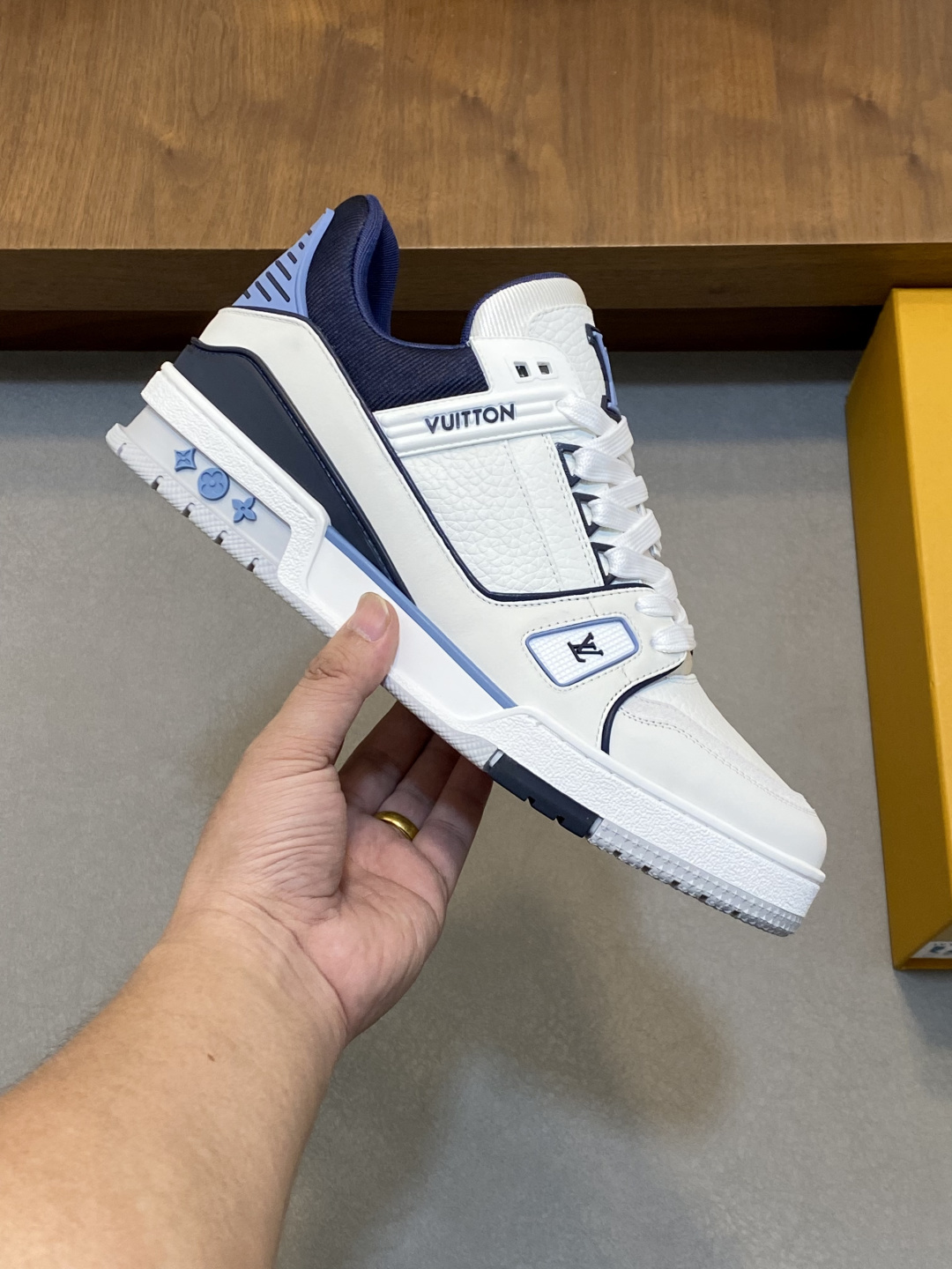 LV 高仿 男款深藍白 Trainer 球鞋 乾淨配色質感百搭款| 12 LV 高仿 男款深藍白 Trainer 球鞋 乾淨配色質感百搭款