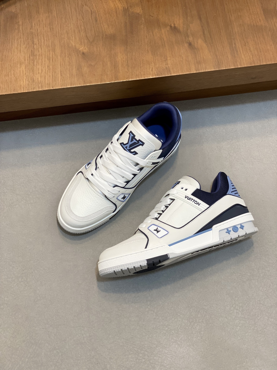 LV 高仿 男款深藍白 Trainer 球鞋 乾淨配色質感百搭款| 11 LV 高仿 男款深藍白 Trainer 球鞋 乾淨配色質感百搭款