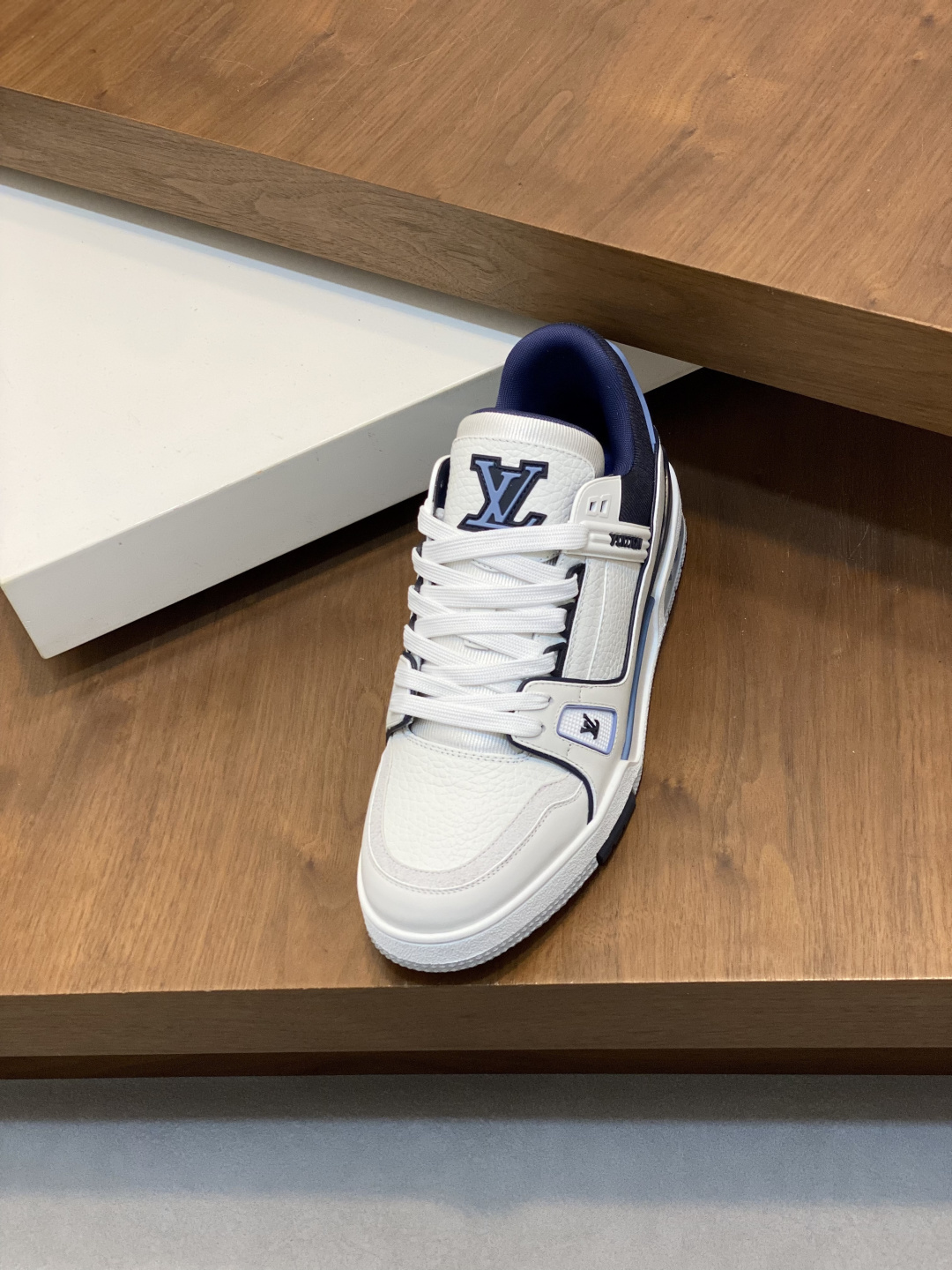 LV 高仿 男款深藍白 Trainer 球鞋 乾淨配色質感百搭款| 10 LV 高仿 男款深藍白 Trainer 球鞋 乾淨配色質感百搭款