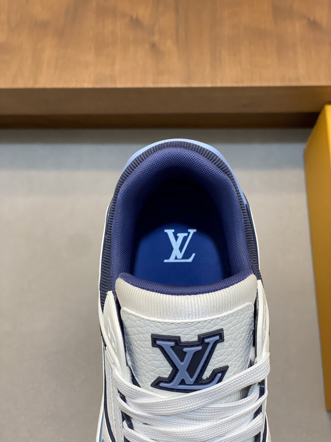 LV 高仿 男款深藍白 Trainer 球鞋 乾淨配色質感百搭款| 9 LV 高仿 男款深藍白 Trainer 球鞋 乾淨配色質感百搭款