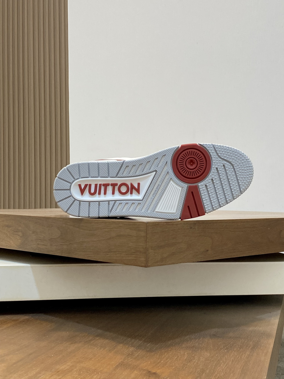 LV A貨 男款紅白撞色 Trainer 球鞋 活力亮眼百搭潮流款| 7 LV A貨 男款紅白撞色 Trainer 球鞋 活力亮眼百搭潮流款