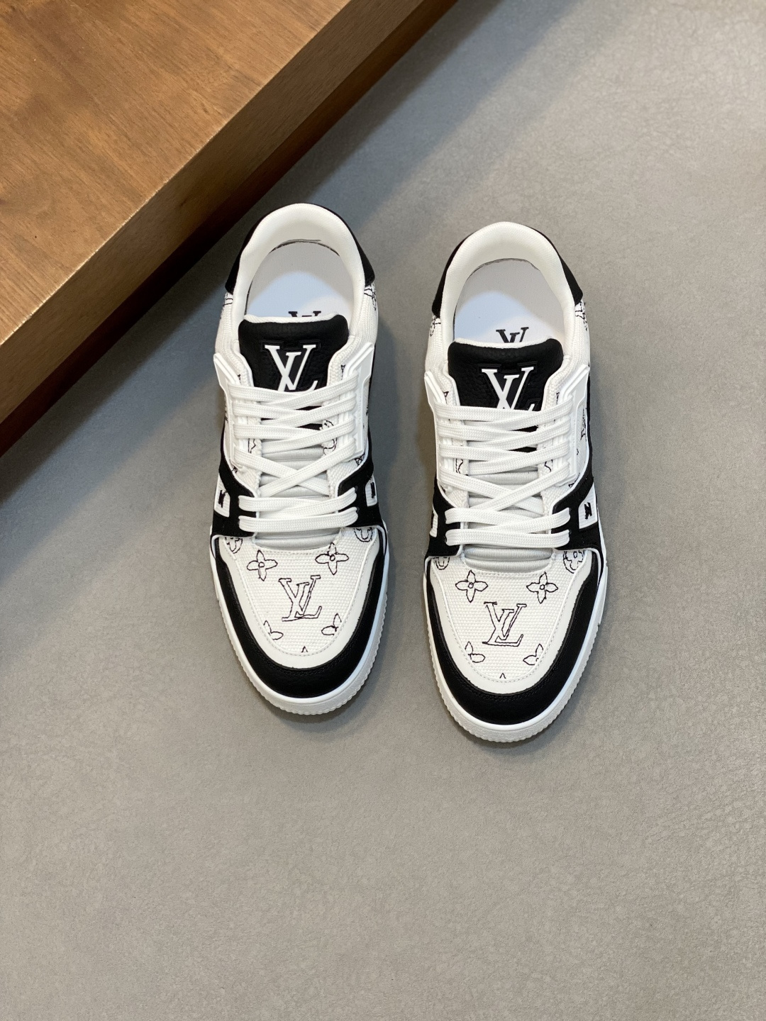 LV 高仿 男款黑白手繪 LOGO Trainer 球鞋 個性風格街頭必備