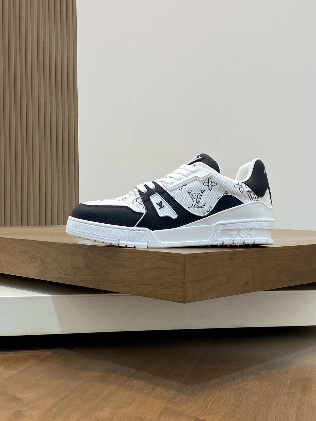 LV 高仿 男款黑白手繪 LOGO Trainer 球鞋 個性風格街頭必備| 14 LV 高仿 男款黑白手繪 LOGO Trainer 球鞋 個性風格街頭必備