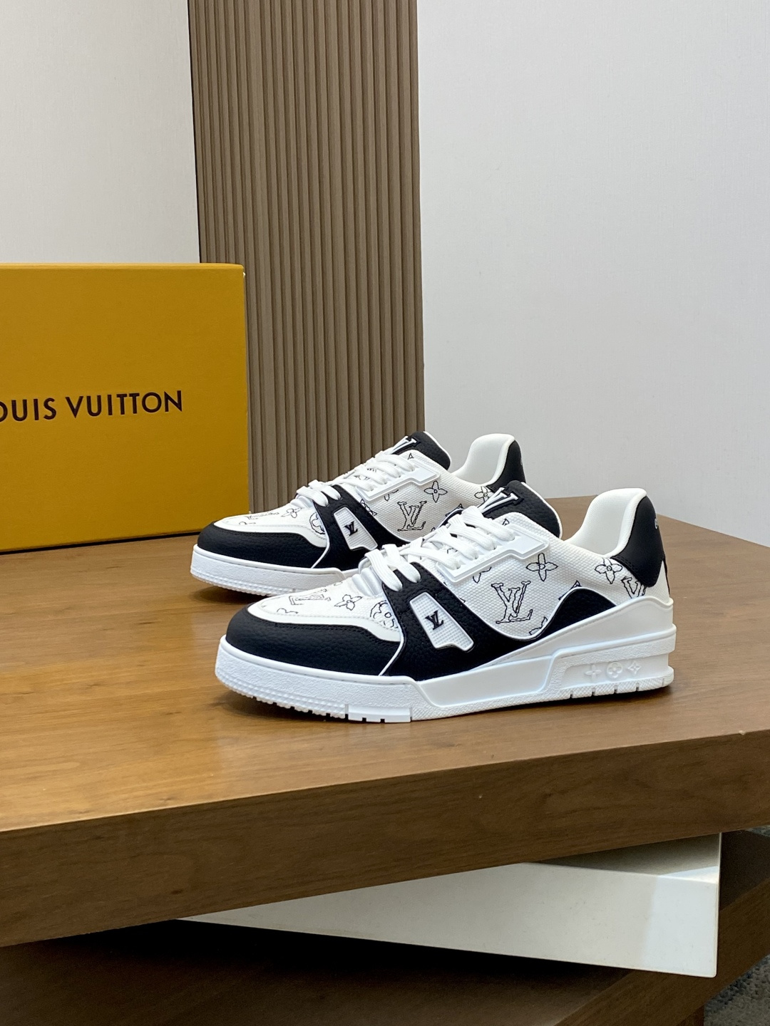 LV 高仿 男款黑白手繪 LOGO Trainer 球鞋 個性風格街頭必備| 13 LV 高仿 男款黑白手繪 LOGO Trainer 球鞋 個性風格街頭必備