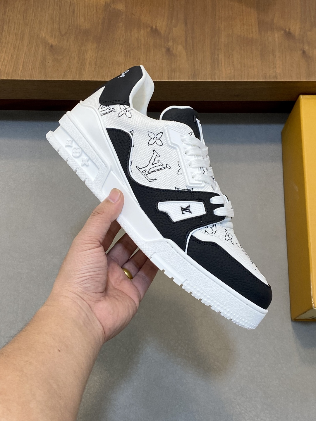 LV 高仿 男款黑白手繪 LOGO Trainer 球鞋 個性風格街頭必備| 12 LV 高仿 男款黑白手繪 LOGO Trainer 球鞋 個性風格街頭必備