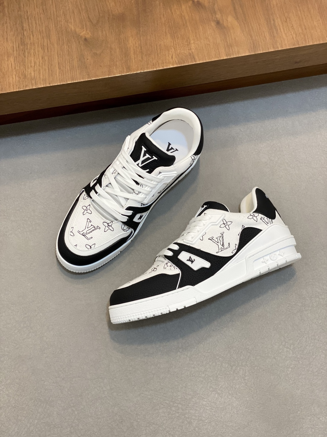 LV 高仿 男款黑白手繪 LOGO Trainer 球鞋 個性風格街頭必備| 11 LV 高仿 男款黑白手繪 LOGO Trainer 球鞋 個性風格街頭必備