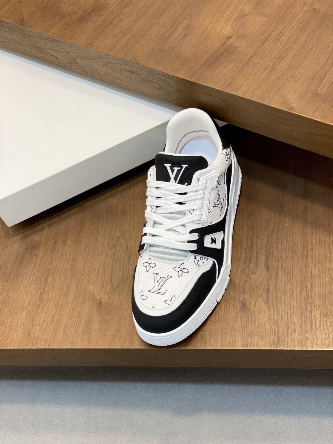 LV 高仿 男款黑白手繪 LOGO Trainer 球鞋 個性風格街頭必備| 10 LV 高仿 男款黑白手繪 LOGO Trainer 球鞋 個性風格街頭必備