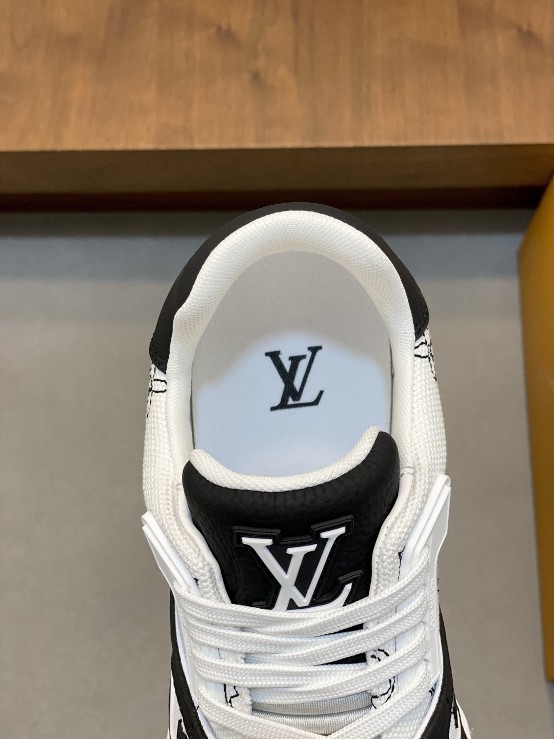 LV 高仿 男款黑白手繪 LOGO Trainer 球鞋 個性風格街頭必備| 9 LV 高仿 男款黑白手繪 LOGO Trainer 球鞋 個性風格街頭必備