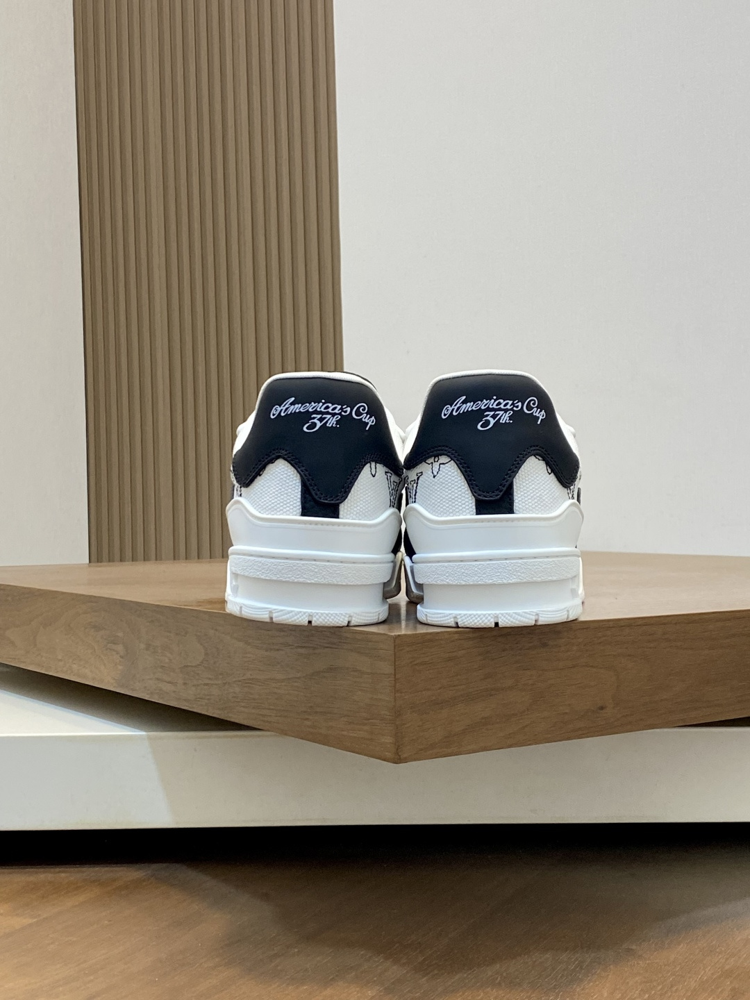 LV 高仿 男款黑白手繪 LOGO Trainer 球鞋 個性風格街頭必備| 8 LV 高仿 男款黑白手繪 LOGO Trainer 球鞋 個性風格街頭必備