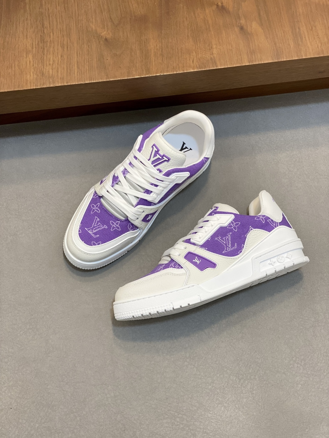 LV 一比一 男款紫色老花 Trainer 球鞋 高對標亮色系人氣款| 11 LV 一比一 男款紫色老花 Trainer 球鞋 高對標亮色系人氣款