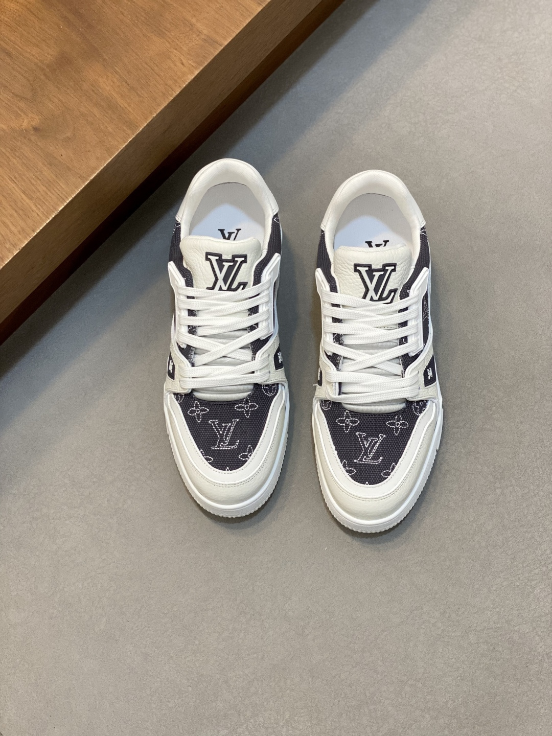 LV 高仿 男款深灰老花 Trainer 球鞋 低調質感復刻風格