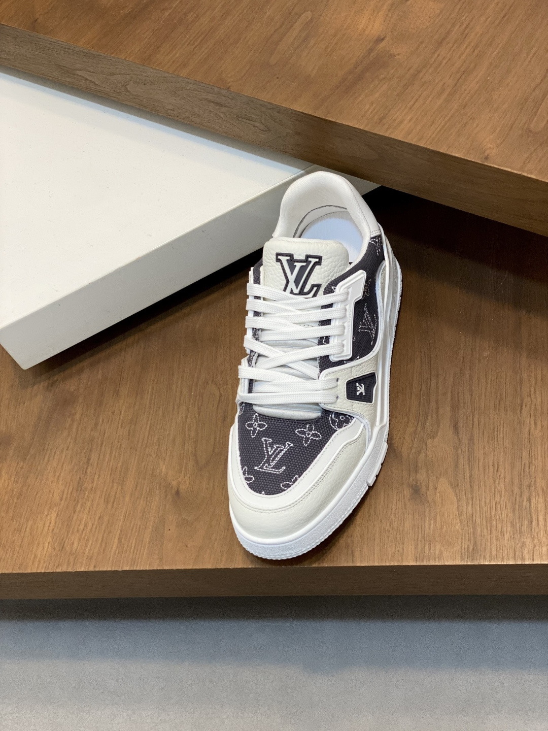 LV 高仿 男款深灰老花 Trainer 球鞋 低調質感復刻風格| 10 LV 高仿 男款深灰老花 Trainer 球鞋 低調質感復刻風格