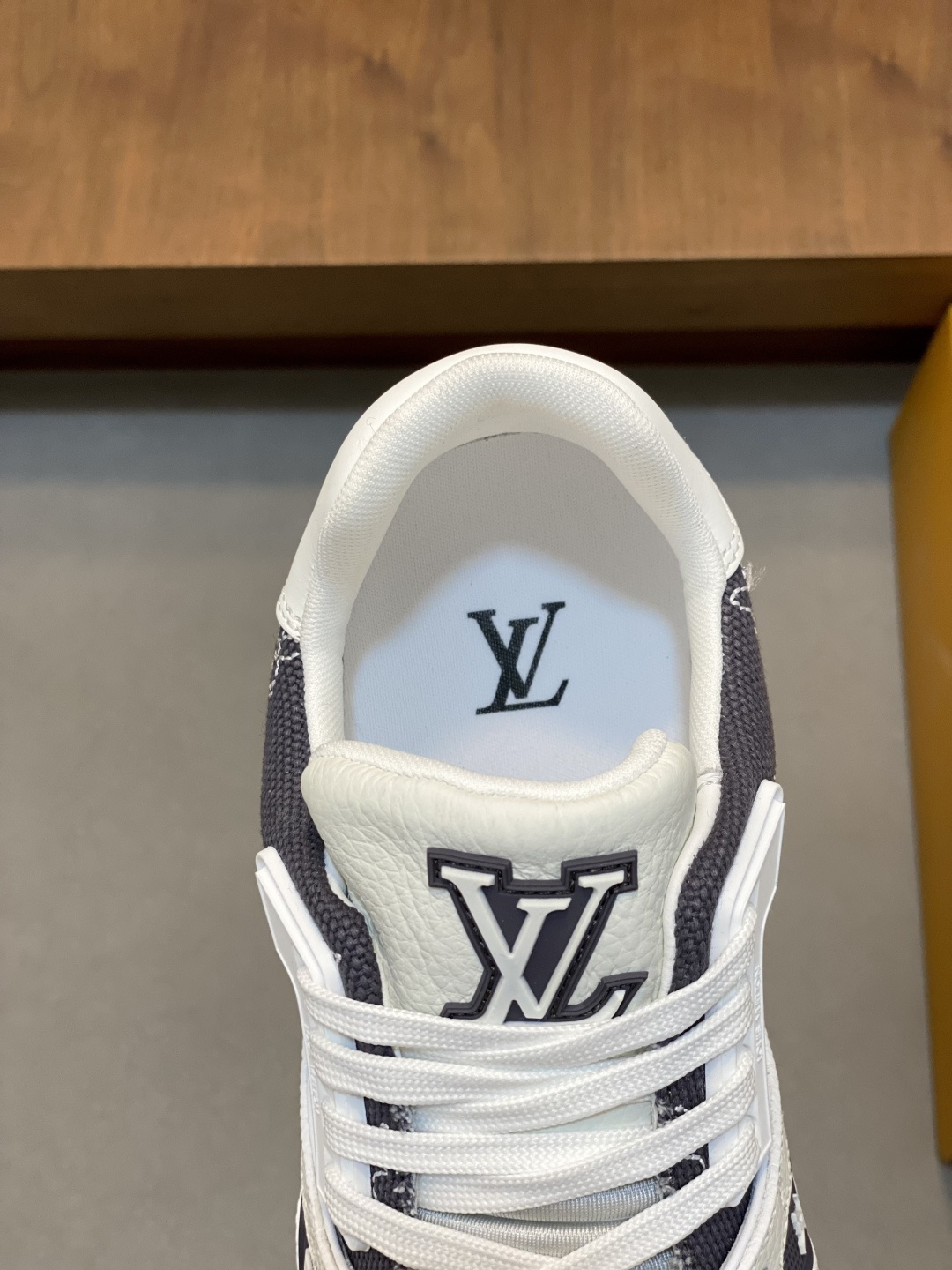 LV 高仿 男款深灰老花 Trainer 球鞋 低調質感復刻風格| 9 LV 高仿 男款深灰老花 Trainer 球鞋 低調質感復刻風格