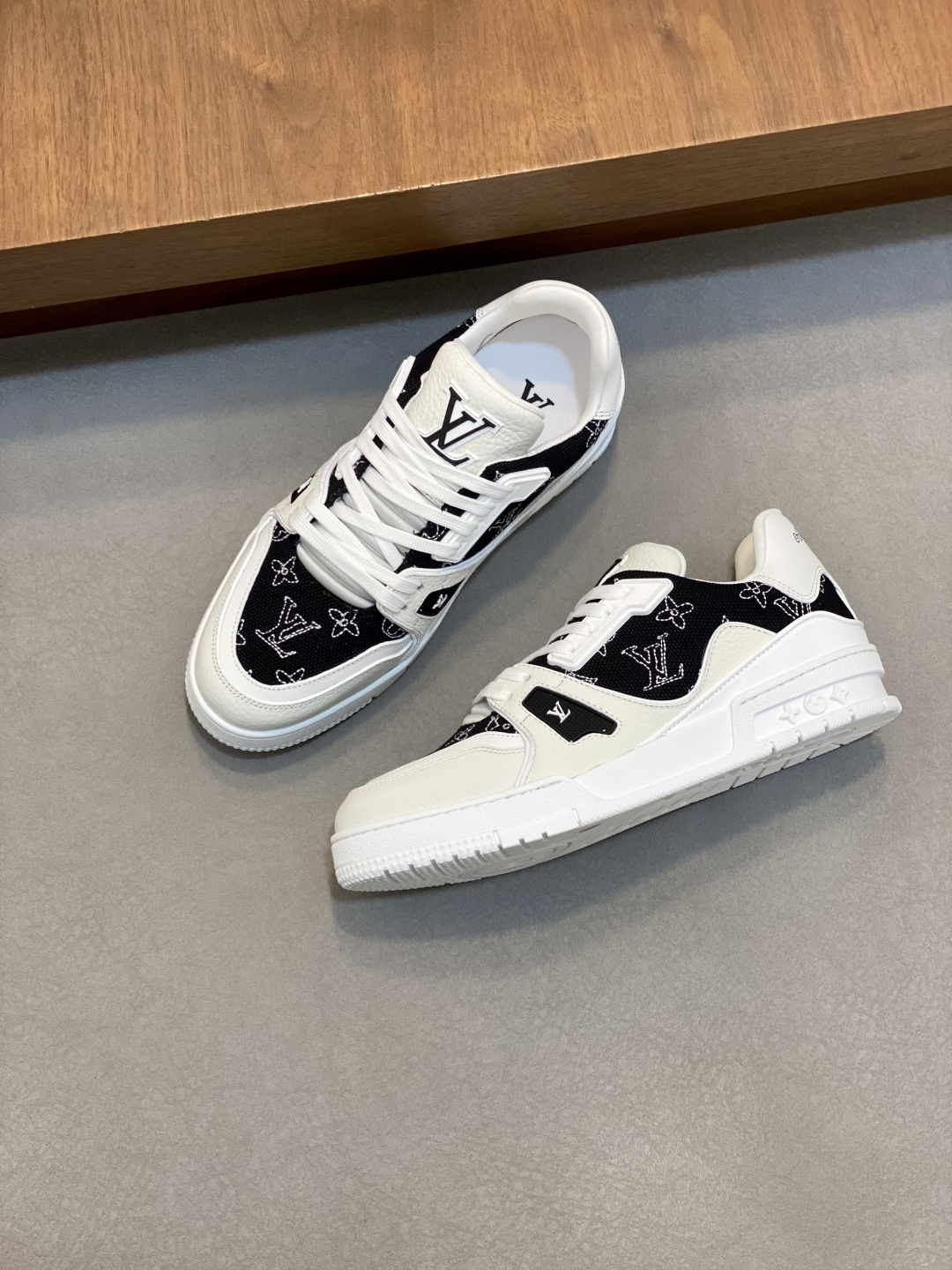 LV 原單 男款深黑老花 Trainer 球鞋 深色系沉穩百搭首選| 11 LV 原單 男款深黑老花 Trainer 球鞋 深色系沉穩百搭首選