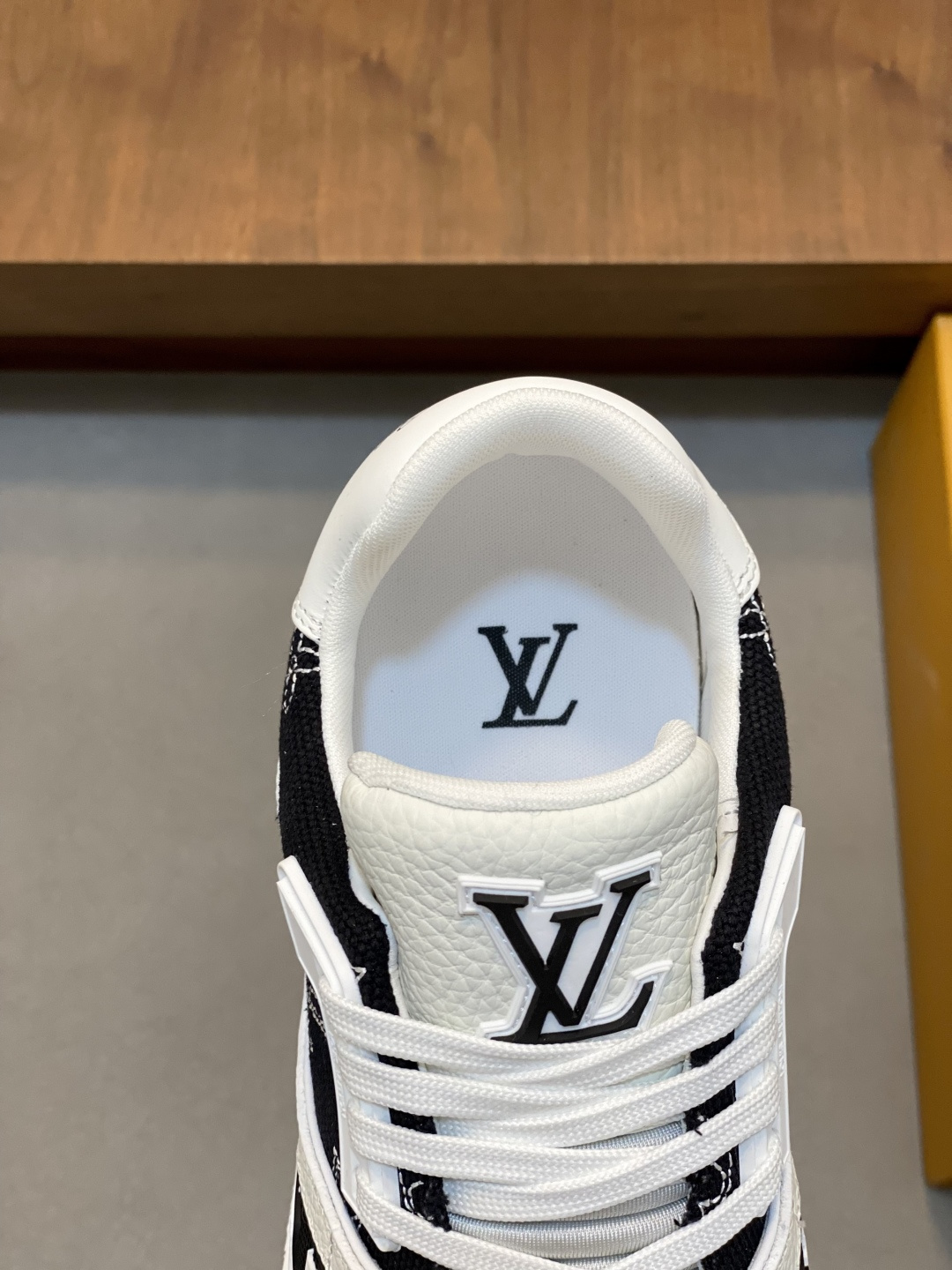 LV 原單 男款深黑老花 Trainer 球鞋 深色系沉穩百搭首選| 9 LV 原單 男款深黑老花 Trainer 球鞋 深色系沉穩百搭首選
