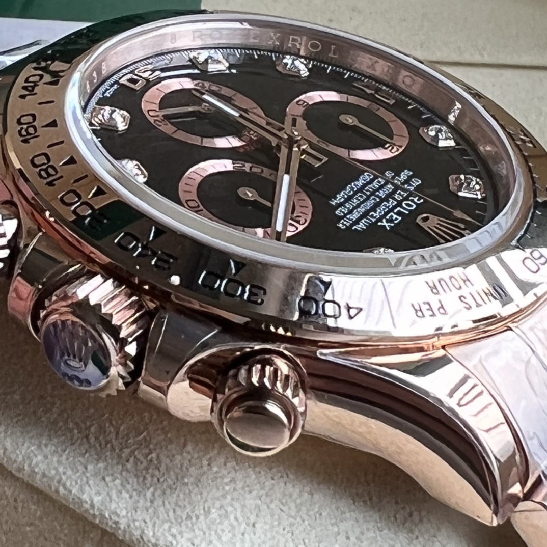 Rolex 高仿 男款 Daytona 玫瑰金黑面鑽刻計時腕錶 奢華潮流款| 10 Rolex 高仿 男款 Daytona 玫瑰金黑面鑽刻計時腕錶 奢華潮流款